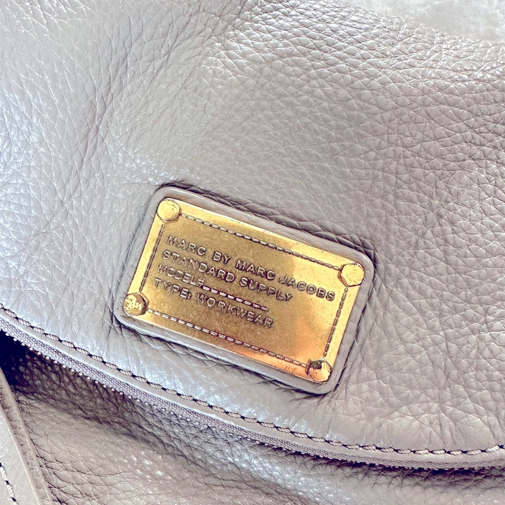 Marc Jacobs - Natasha Crossbody in Cement - Picture 3 of 9